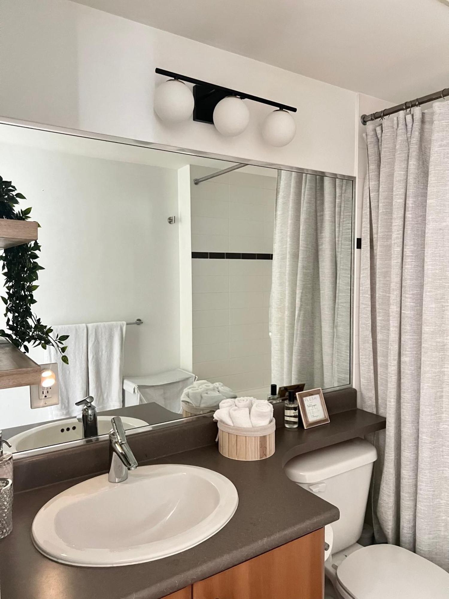 Lovely One-Bedroom Apartment With Pool, Hot Tub, And Gym In The Heart Of Downtown, Skytrain 3Min Away Vancouver Exteriér fotografie