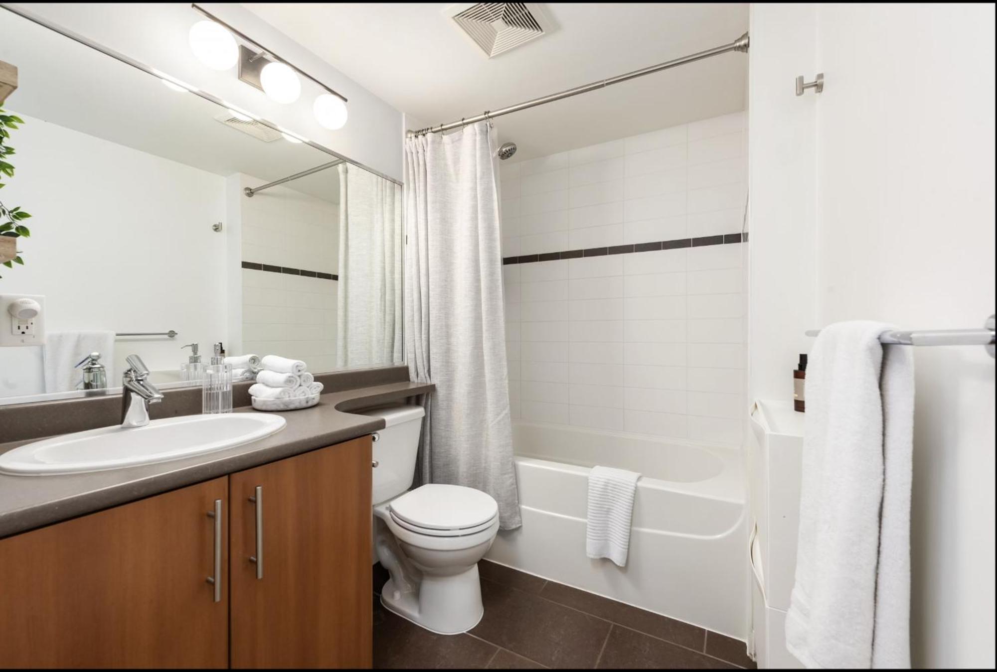 Lovely One-Bedroom Apartment With Pool, Hot Tub, And Gym In The Heart Of Downtown, Skytrain 3Min Away Vancouver Exteriér fotografie